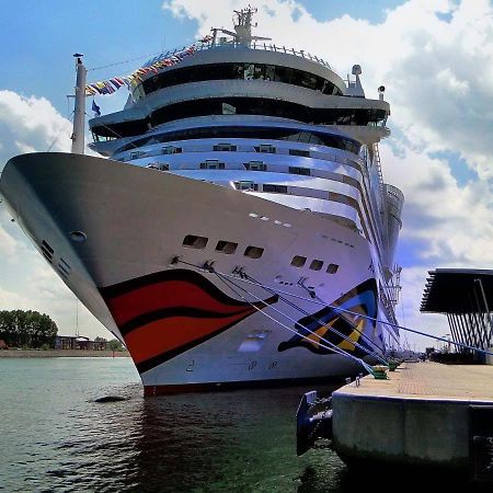 Апартаменты Ferienhaus Am Yachthafen, Moewe Росток Экстерьер фото